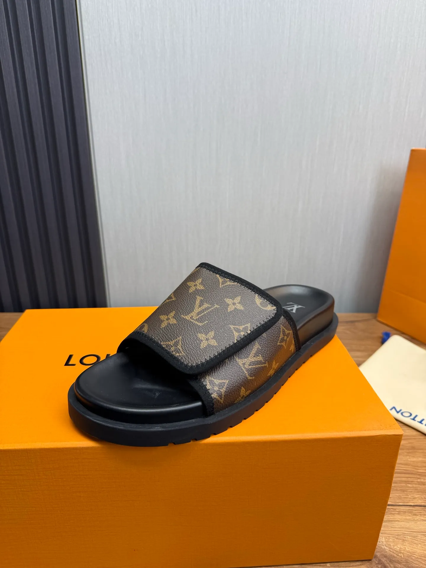 Men's shoes 💰340💰 ▪️LV's popular Little Red Book popular slippers hot sale: 1 shipment✅ Super textured and comfortable slippers, original TPU outsole. Authentic counter box drawer box packaging 🎁Size 38-45